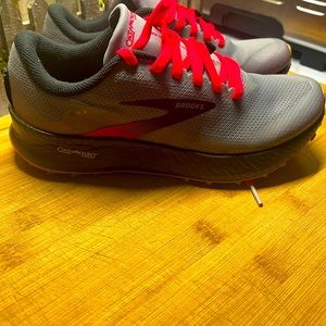 Very nice woman Brooks tennis shoe